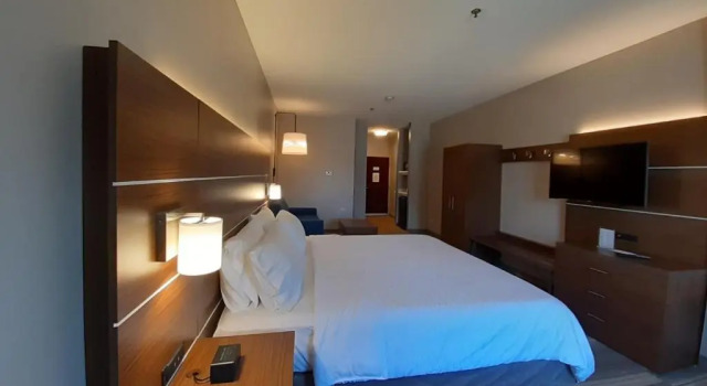 Полулюкс Holiday Inn Express Trincity by IHG