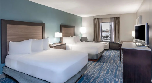 Четырёхместный номер Standard с балконом и с видом на реку DoubleTree by Hilton New Bern - Riverfront