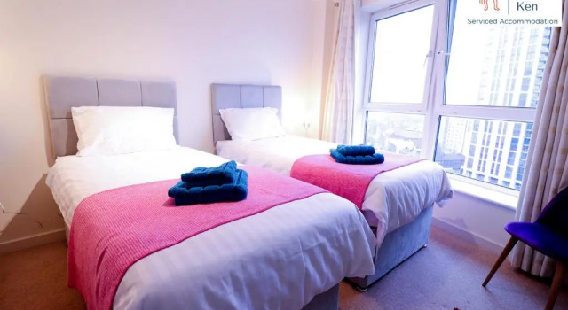 GREAT VALUE, 2 Bedroom Penthouse Apt at Angel & Ken Serviced Accommodation Woking, Забронировать Отель Отели Суррей с парковкой, Парковка