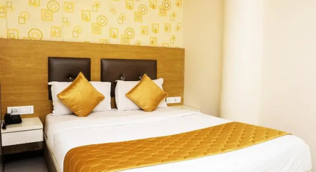 Кровать в общем номере Hotel Elite Continental- Near Mumbai International Airport Andheri East