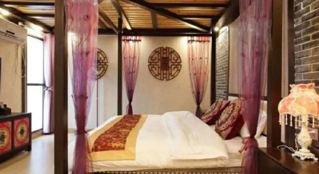 Fenghuang Nanmu Inn No.1
