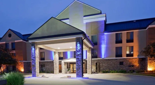 Номер Executive Holiday Inn Express Cedar Rapids - Collins Road by IHG
