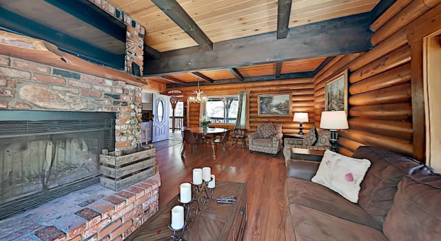 Beautiful Log House: Large Deck & Private Hot Tub 3 Bedroom Home