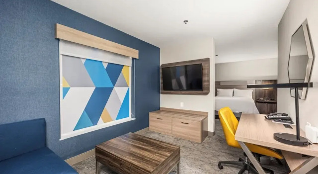 Четырёхместный люкс Holiday Inn Express Hotel & Suites Lincoln-Roseville Area by IHG