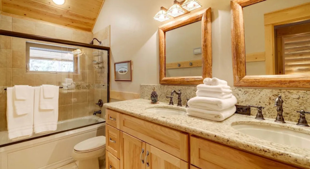 Коттедж Exquisite Mccall Log Cabin - Walk to Payette Lake!