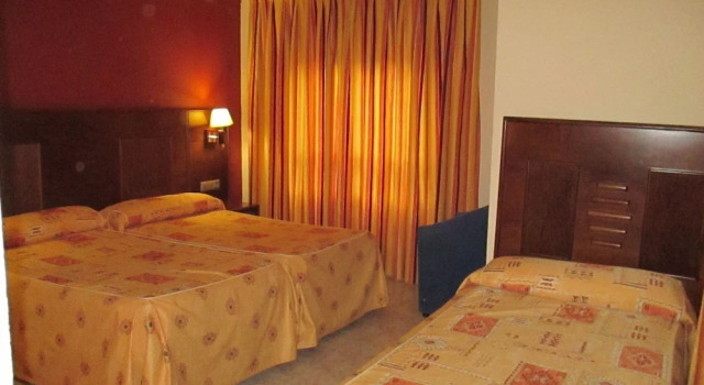 Hotel Perales, Забронировать Отель Отели Талавера-де-ла-Рейна 3 звезды, рядом с Talavera de la Reina Fairgrounds, 3*