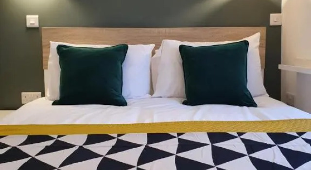 The Taylor Suite - Stunning 2-ensuite beds, Cathedral view roof garden, Varaa Hotelli Truro Cornwall, lähellä Hall for Cornwall