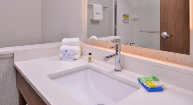 Четырёхместный номер Standard Holiday Inn Express & Suites Mall of America - MSP Airport by IHG