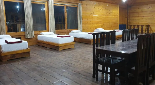 Кровать в общем номере Brushwood Villa- Cottages
