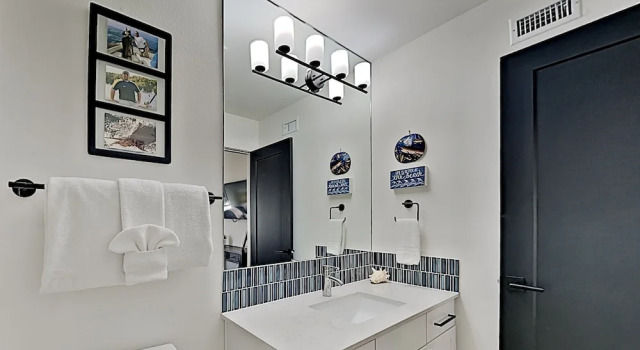 Chic Port A Escape W/ Big Balcony - Walk To Beach! 4 Bedroom Home