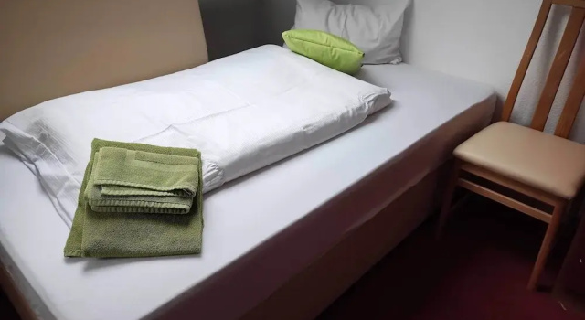 Room in Guest Room - Single Room With Shared Bathroom and Kitchen, Reserva ahora Hostal o pensión Hoteles en Baden-Wurtemberg con aparcamiento, Aparcamiento