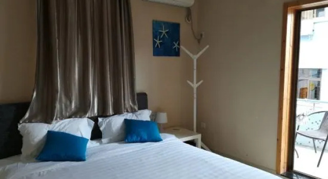 Кровать в общем номере Hola Inn