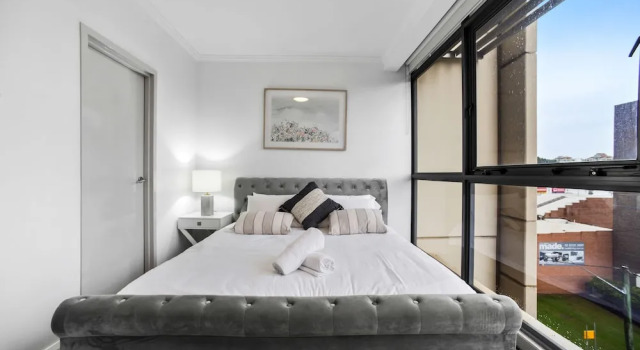 Stylish and Spacious Apt with Double Living Room, Забронировать Отель Отели Уотерлу 3 звезды, 3*