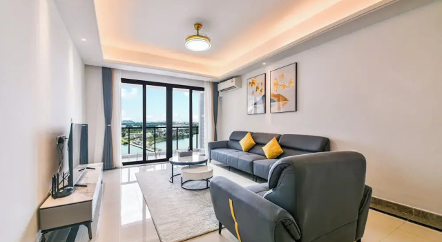 Номер Standard с 4 комнатами с балконом и с видом на море R&F Princess Cove Seine Region by Lions Bay