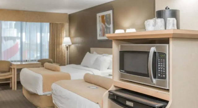 Четырёхместный номер Standard Seven Oaks Hotel Regina, SureStay Collection by Best Western