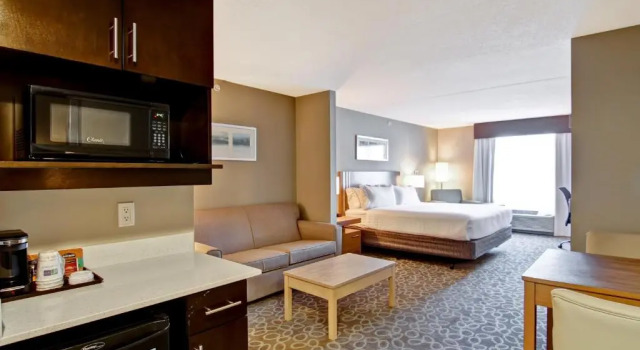 Люкс Holiday Inn Express & Suites Oshawa Downtown - Toronto Area by IHG