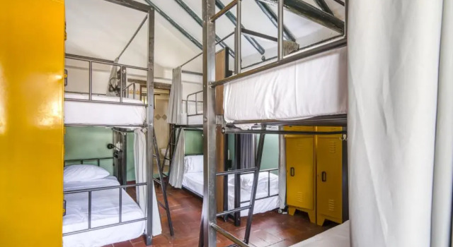 Кровать в общем номере Hotel Aceitunos
