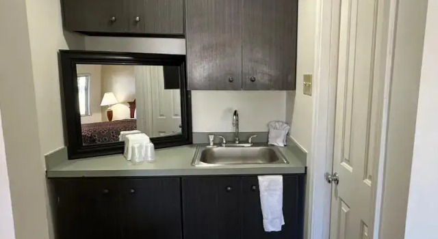 Четырёхместный номер Deluxe Desert Sands Inn & Suites