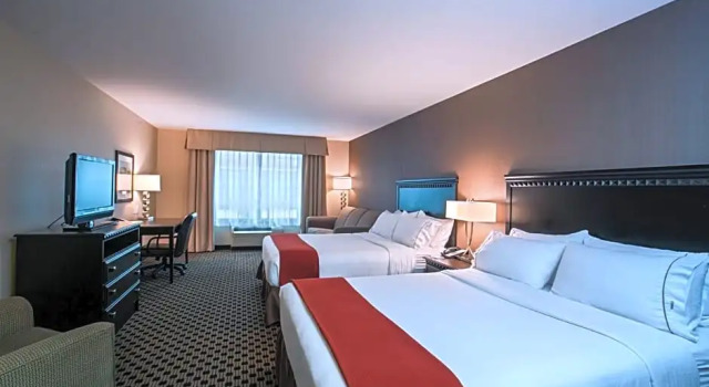Четырёхместный номер Executive Holiday Inn Express & Suites - Green Bay East by IHG