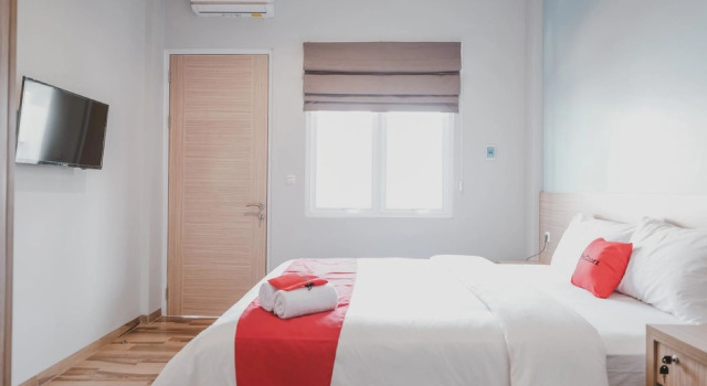Номер Standard Reddoorz Plus @ Karet Pedurenan 3