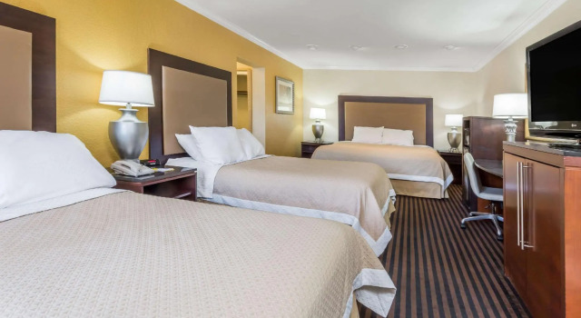 Шестиместный номер Standard Days Inn by Wyndham Pensacola - Historic Downtown
