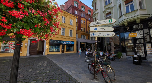 Le Monde Apartment Bratislava - amazing 5BDR in downtown, Забронировать Апартаменты/квартира Отели Братиславы с парковкой, рядом с Михальская башня, Парковка