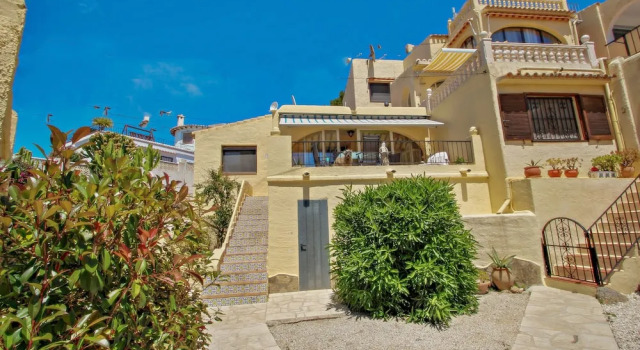 David - holiday bungalow with pool in Teulada