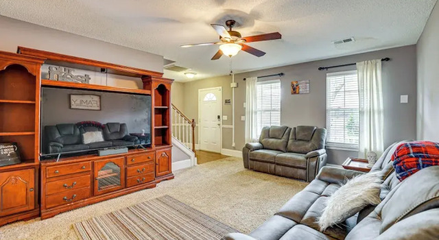 Wooded Trail On-site, Spacious Simpsonville Home, Забронировать Дом для отпуска Симпсонвилл Южная Каролина, рядом с Prisma Health Hillcrest Hospital