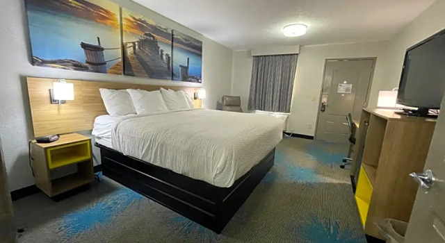Номер Standard Days Inn by Wyndham Savannah