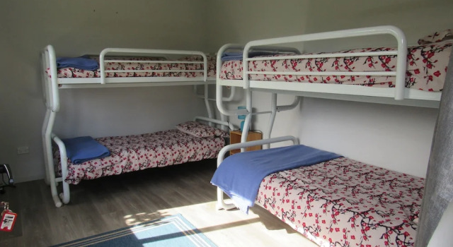 Кровать в общем номере с красивым видом из окна White Elephant Accomodation