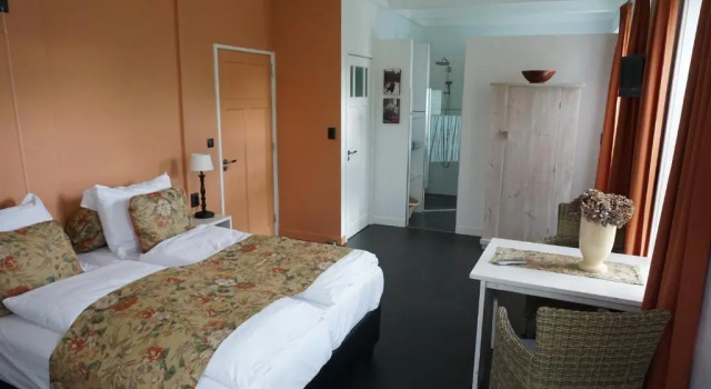 Ûnderdak, Book Bed and Breakfast Hoteller i Frisian lakes med pool, Swimmingpool