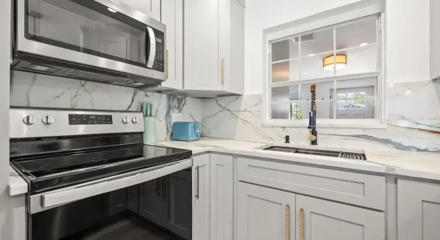 Stylish Villa Near Treasure Island Beaches, Забронировать Вилла Отели Треже-Айленд с парковкой, рядом с St. Petersburg Municipal Beach, Парковка