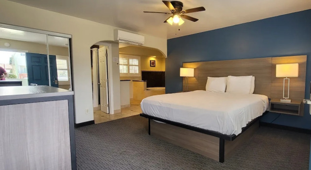 Двухместный полулюкс Beachwalker Inn & Suites