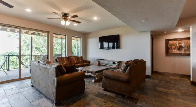 Lodge 73, Забронировать Отель Отели Table Rock Lake с парковкой, Парковка