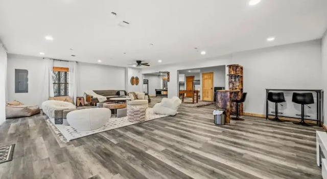 High-end Luxury Cabin Sauna Hot Tub Gameroom