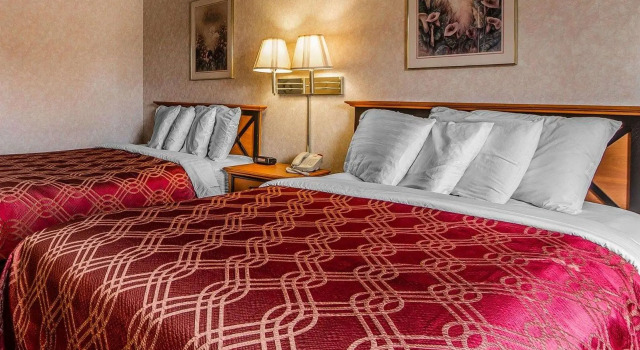 Четырёхместный номер Standard Days Inn by Wyndham Manitowoc