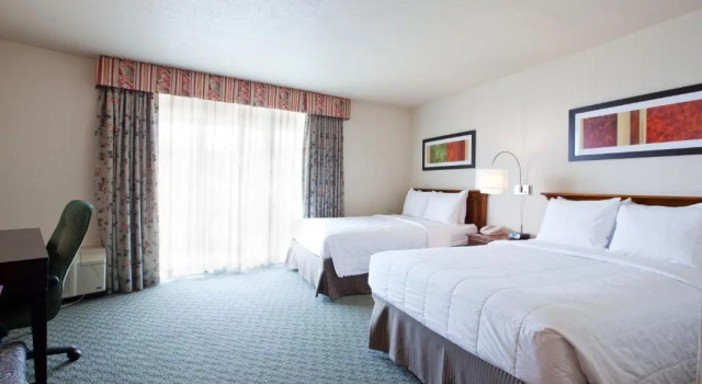 Четырёхместный номер Standard с балконом Radisson Hotel Cincinnati Riverfront