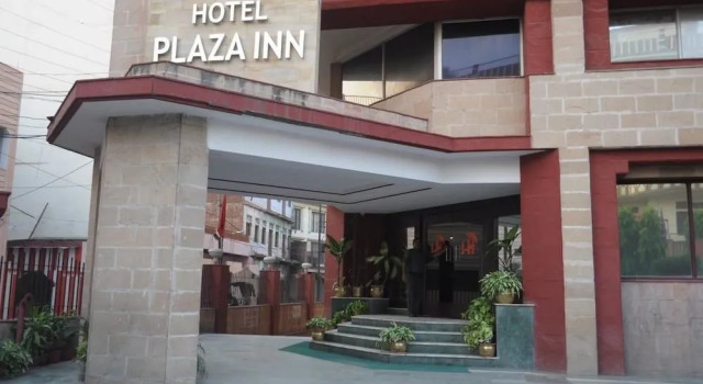 Hotel Plaza inn, Забронировать Отель Отели Варанаси по системе «всё включено», рядом с Железнодорожный вокзал Варанаси-Джанкшен, Всё включено