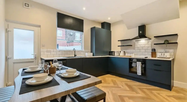 Modern Home Near City Ctre Etihad Co-op Arena, Rezervasyon Tatil Evi Merseyside villalar, Villa