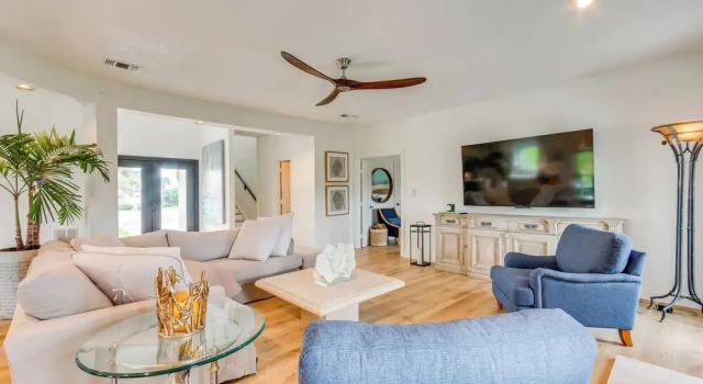Коттедж Luxe Gulf Breeze Home w/ Patios - 4 Mi to Beaches!
