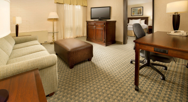 Четырёхместный люкс с 2 комнатами Drury Inn & Suites Kansas City Stadium- Kansas City