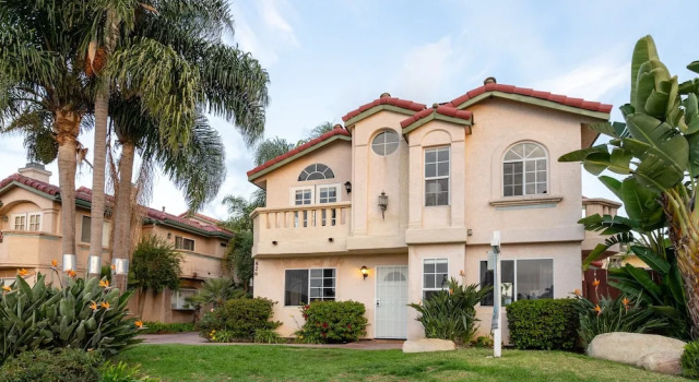 WanderJaunt | Emerald St Townhomes, Забронировать Дом для отпуска Коттеджи Сан-Диего, рядом с The Promenade at Pacific Beach, Коттедж