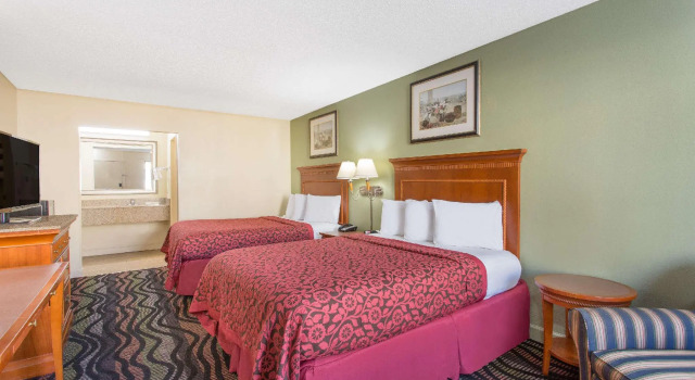 Четырёхместный номер Standard Days Inn by Wyndham Florence/I-95 North