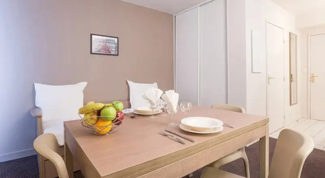 Четырёхместный номер Standard с балконом Comfort Aparthotel Versailles, St Cyr lEcole