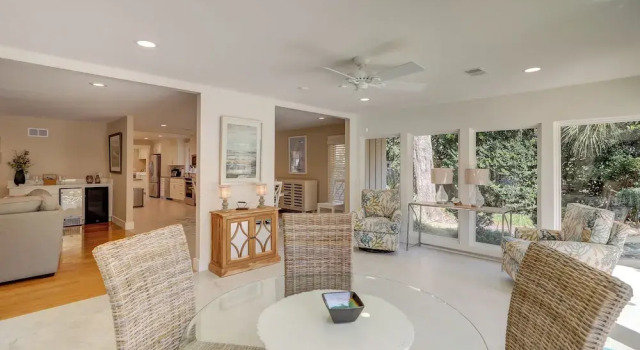 337 Greenwood Dr. at The Sea Pines Resort, Забронировать Курортный отель Хилтон-Хед-Айленд Lowcountry, рядом с Поля для гольфа Heron Point and Ocean Course