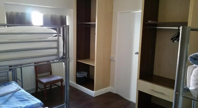 Кровать в общем номере Lynden Court Hotel