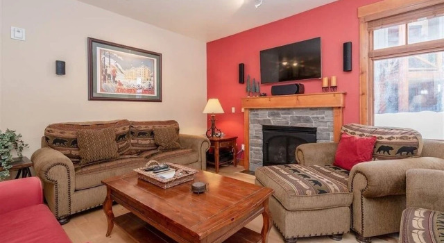 Stylish End Unit On Fairway, Hot Tub - Walk To Lift 2 Bedroom Condo