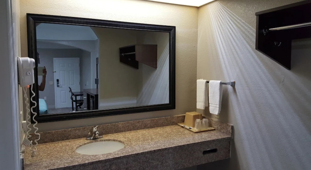Четырёхместный номер Standard Palace Inn Hwy 6 North & Clay Rd