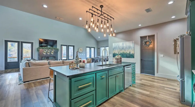Lavish Riverfront Escape with Gas Grill, Prenota Casa vacanze  