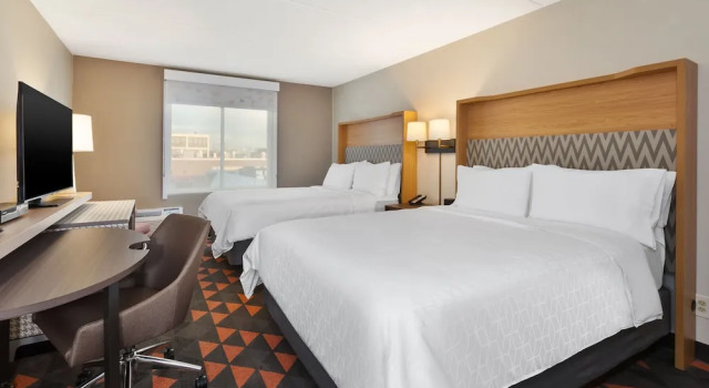 Четырёхместный номер Standard с видом на сад Holiday Inn Westbury-Long Island by IHG